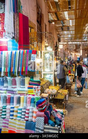 Afrika, Marokko, Marrakech, Geschäfte im Souk Foto Stock