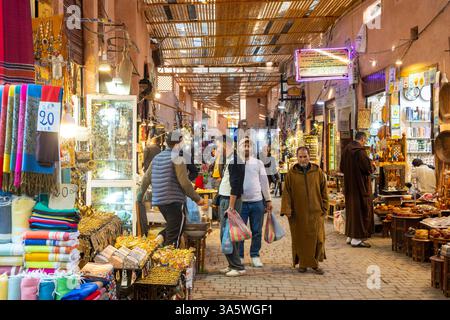 Afrika, Marokko, Marrakech, Geschäfte im Souk Foto Stock