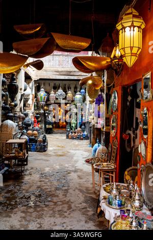 Afrika, Marokko, Marrakech, Geschäfte im Souk Foto Stock