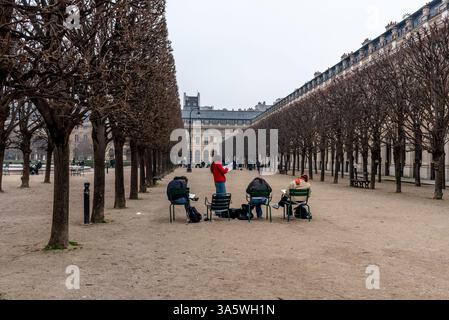 Jardin du Palais Royal, il giardino del Palazzo reale nel primo arrondissement di Parigi. Studenti che disegnano Foto Stock