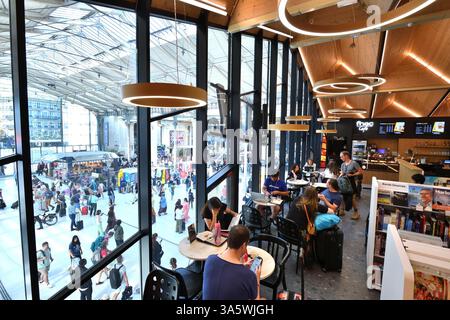 Parigi (Francia), 2024/06/07: Lagardère Travel Retail ha aperto uno spazio ibrido unico con il primo Fnac Café alla Gare du Nord, mescolando vendita al dettaglio e prodotti alimentari Foto Stock