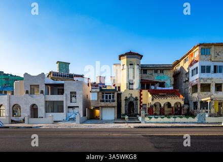 Nuove case sono state costruite accanto ai vecchi edifici dismessi lungo Malecón, lo storico lungomare di l'Avana, Cuba. Foto Stock