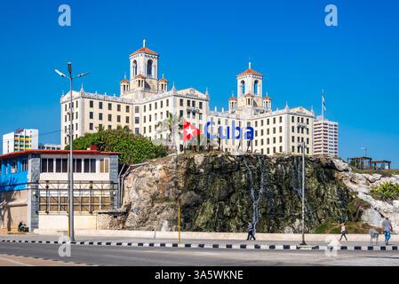 Lo storico Hotel Nacional de Cuba è situato in cima ad una collina che si affaccia sul porto. L'Avana, Cuba. Foto Stock
