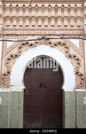 Afrika, Marokko, Marrakech, Tor der Assouel-Moschee in der Altstadt Foto Stock