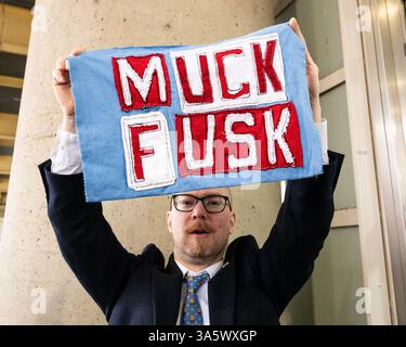 Washington, Stati Uniti. 24 marzo 2025. Qualcuno con un cartello con scritto "Muck Fusk" ad una manifestazione all'aeroporto nazionale Ronald Reagan di Washington, DC (foto di Michael Brochstein/Sipa USA) credito: SIPA USA/Alamy Live News Foto Stock