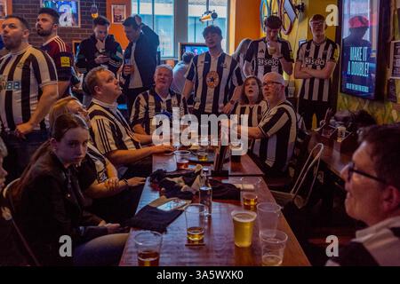 In un bar sportivo di Marylebone, un gruppo di tifosi attende in attesa del calcio d'inizio della finale della Carabao League Cup. Nel pomeriggio del 16 marzo, decine di migliaia di tifosi del Newcastle United viaggiano giù. Wembley Way allo stadio di Wembley per la finale della Carabao League Cup contro il Liverpool. Senza la vittoria di un trofeo nazionale in 70 anni, la "Toon Army" percorre la famosa strada con eccitazione, speranza e pensieri di vittoria. Più tardi nella giornata, i tifosi del Newcastle senza biglietto assistono alla partita in un evento Sports Bar ospitato dal Trust, un tifoso del club. Dopo una vittoria del 1-2 contro il Liverpool, Th Foto Stock