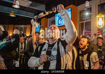 L'arbitro soffia il fischio finale, e in un bar sportivo di Marylebone, i tifosi del Newcastle United festeggiano con gioia la loro squadra vincendo la Carabao League Cup 2025. Nel pomeriggio del 16 marzo, decine di migliaia di tifosi del Newcastle United viaggiano giù. Wembley Way allo stadio di Wembley per la finale della Carabao League Cup contro il Liverpool. Senza la vittoria di un trofeo nazionale in 70 anni, la "Toon Army" percorre la famosa strada con eccitazione, speranza e pensieri di vittoria. Più tardi nella giornata, i tifosi del Newcastle senza biglietto assistono alla partita in un evento Sports Bar ospitato dai tifosi del club Foto Stock