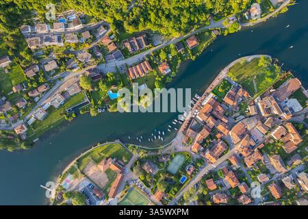 Vista aerea del piccolo villaggio italiano di Lavena con il suo stretto al tramonto. Lavena Ponte Tresa, distretto di Varese, Lombardia, Italia. Foto Stock