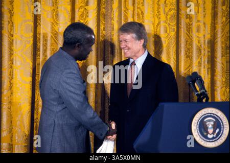 18 maggio 1978; Washington, DC, USA; il presidente della Repubblica dello Zambia KENNETH D. KAUNDA incontra il presidente degli Stati Uniti JIMMY CARTER (R) a Washington. Foto Stock
