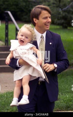 7 agosto 2000; Washington, DC, USA; J. Kerry ha nominato senatore ed ex sfidante della Carolina del Nord in gara presidenziale - JOHN EDWARDS suo compagno di corsa per la presidenza. Nella foto: 07 agosto 2000 il senatore John Edwards riunisce la sua attiva figlia di 2 anni Emma Claire dopo aver frequentato le funzioni presso la Metropolitan United Methodist Church domenica mattina a Washington DC. Non ha ancora dato indicazioni sul fatto che sarà o meno il compagno di corsa di A. Gore. Nota: NESSUN utilizzo di News Mags negli Stati Uniti fino al 12 luglio 2004! Foto Stock
