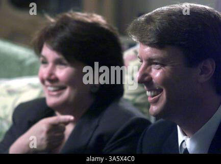 8 agosto 2000; Pinehurst, North Carolina, Stati Uniti; J. Kerry ha nominato senatore ed ex sfidante della Carolina del Nord in gara presidenziale - JOHN EDWARDS suo compagno di corsa per la presidenza. Nella foto: Agosto 08 2000 il senatore John Edwards, giusto, e sua moglie ELIZABETH EDWARDS parlano con una troupe televisiva nella sua casa di Washington DC. Lunedì mattina dopo che è stato annunciato che non era stato scelto da al Gore come compagno di corsa nelle prossime elezioni. Nota: NESSUN utilizzo di News Mags negli Stati Uniti fino al 12 luglio 2004! Foto Stock