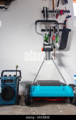 Utensili e attrezzature ordinatamente organizzati in un garage, che presenta uno spazio di lavoro ordinato e funzionale per gli appassionati di manutenzione domestica. Foto Stock