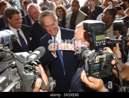 09 novembre 2004; Washington, DC, USA; il procuratore generale John Ashcroft e il segretario al commercio Don Evans si sono dimessi, ha detto la Casa Bianca. Nella foto: 15 ottobre 2003; Baghdad, IRAQ; il segretario al commercio degli Stati Uniti DON EVANS espone un nuovo dinaro iracheno durante una conferenza stampa. Il Segretario Evans ha incontrato i leader iracheni per parlare dei progressi dell'economia in Iraq durante la sua visita a Baghdad. Foto Stock