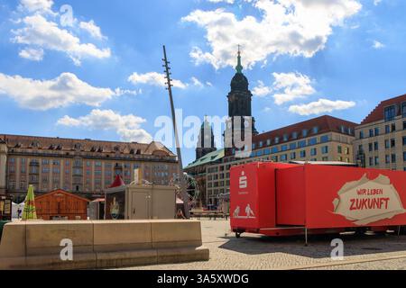 Dresda, Germania. Altmarkt, quartiere sud-est, con torre campanaria della chiesa della Santa Croce, vista alla luce del tramonto. Foto Stock