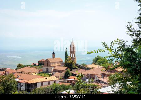 Vista panoramica estiva di Sighnaghi, la "città dell'amore" in Georgia, con la sua affascinante architettura e i vivaci tetti che si affacciano sulla lussureggiante Valle di Alazani Foto Stock