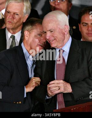17 gennaio 2008 - il candidato presidenziale repubblicano, il senatore John McCain, parla con il senatore statunitense Lindsey Graham (R-S.C.) durante una tappa della campagna elettorale a Columbia, Carolina del Sud, giovedì 17 gennaio 2008. (Tim Dominick/The State/MCT) (immagine di credito: © Tim Dominick/MCT/ZUMAPRESS.com) Foto Stock