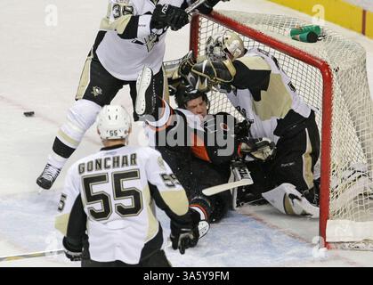 24 gennaio 2008 - Derian Hatcher dei Philadelphia Flyers mentre viene colpito al portiere dei Pittsburgh Penguins Ty Conklin giovedì 24 gennaio 2008 a Philadelphia, Pennsylvania. (Jerry Lodriguss/Philadelphia Inquirer/MCT) (immagine di credito: © Jerry Lodriguss/MCT/ZUMAPRESS.com) Foto Stock