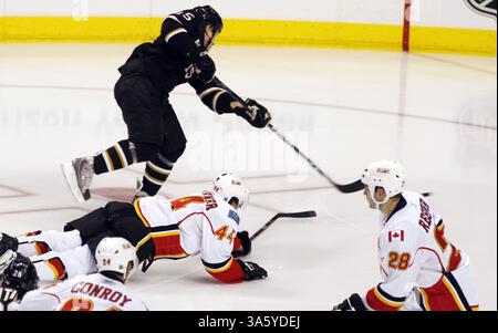 20 febbraio 2008 - Niklas Hagman (15) dei Dallas Stars spara il puck e segna mentre Rhett Warner (44) dei Calgary Flames colpisce il ghiaccio nel secondo periodo all'American Airlines Center di Dallas, Texas, mercoledì 20 febbraio 2008. (Sharon M. Steinman/Fort Worth Star-Telegram/MCT) (immagine di credito: © Sharon M. Steinman/MCT/ZUMAPRESS.com) Foto Stock