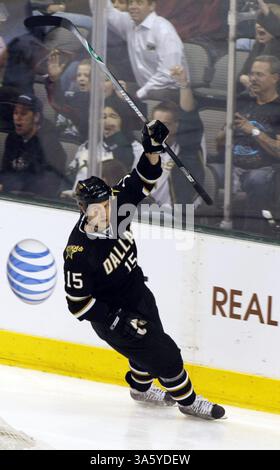 20 febbraio 2008 - Niklas Hagman (15) dei Dallas Stars celebra il suo gol contro i Calgary Stars nel secondo periodo all'American Airlines Center di Dallas, Texas, mercoledì 20 febbraio 2008. (Sharon M. Steinman/Fort Worth Star-Telegram/MCT) (immagine di credito: © Sharon M. Steinman/MCT/ZUMAPRESS.com) Foto Stock