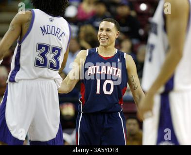 20 febbraio 2008 - l'ex giocatore dei Sacramento Kings e la nuova guardia degli Atlanta Hawks Mike Bibby (10) saluta alcuni dei suoi ex compagni di squadra prima dell'inizio della partita all'Arco Arena di Sacramento, California, mercoledì 20 febbraio 2008. (Bryan Patrick/Sacramento Bee/MCT) (immagine di credito: © Bryan Patrick/MCT/ZUMAPRESS.com) Foto Stock