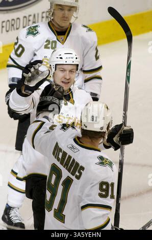 28 febbraio 2008 - Niklas Hagman (15) dei Dallas Stars festeggia con Brad Richards (91) che ha assistito al gol di Hagman nel primo periodo all'American Airlines Center di Dallas, Texas, giovedì 28 febbraio 2008. (Sharon M. Steinman/Fort Worth Star-Telegram/MCT) (immagine di credito: © Sharon M. Steinman/MCT/ZUMAPRESS.com) Foto Stock