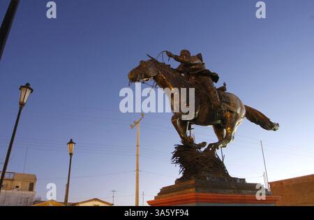 4 marzo 2008 - Una statua di Francisco ''Pancho'' Villa si trova a Paloma, in Messico, oltre il confine con Colombo, nel nuovo Messico. Nel 1916 è stato riferito che il governo degli Stati Uniti offrì una ricompensa di $ 5.000 dopo che Villa e altri rivoluzionari avevano fatto irruzione a Columbus, nel nuovo Messico, prendendo cavalli e munizioni mentre uccidevano soldati americani. La ricompensa non è mai stata pagata. (Christ Chavez/Dallas Morning News/MCT) (immagine di credito: © Christ Chavez/MCT/ZUMAPRESS.com) Foto Stock