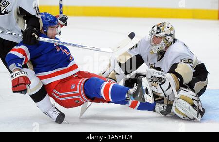 18 marzo 2008 - Chris Drury dei New York Rangers cade sul ghiaccio dopo aver tentato un gol tra Ryan Whitney dei Pittsburgh Penguins e il portiere Ty Conklin nella seconda azione d'epoca al Madison Square Garden di New York, martedì 18 marzo 2008. I Rangers vinsero 5-2. (J. Conrad Williams Jr./ Newsday/MCT) (immagine di credito: © J. Conrad Williams Jr/MCT/ZUMAPRESS.com) Foto Stock