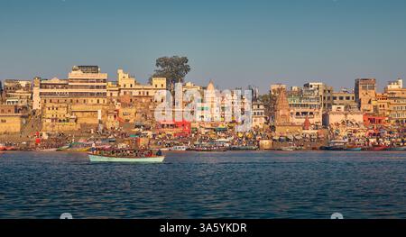 Varanasi, India - 3 marzo 2025: ghat principale presso il fiume Gange nella città di Varanasi, India Foto Stock