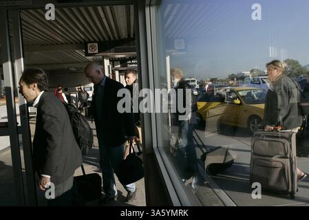 11 aprile 2008 - i viaggiatori arrivano al Terminal C dell'aeroporto internazionale Mineta San Jose di San Jose, California, venerdì 11 aprile 2008. (Richard Koci Hernandez/San Jose Mercury News/MCT) (immagine di credito: © Richard Koci Hernandez/MCT/ZUMAPRESS.com) Foto Stock