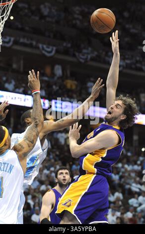 26 aprile 2008 - l'attaccante dei Los Angeles Lakers Pau Gasol segna sui Denver Nuggets sabato 26 aprile 2008 a Denver, Colorado. I Lakers sconfissero i Nuggets 102-84, durante il primo round di gara 3 dei playoff della NBA Western Conference. (Michael Goulding/Orange County Register/MCT) (immagine di credito: © Michael Goulding/MCT/ZUMAPRESS.com) Foto Stock
