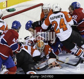 3 maggio 2008 - Martin Biron dei Philadelphia Flyers (43) resiste a una scarica di giocatori dei Montreal Canadiens mentre ottiene l'aiuto del compagno di squadra Sami Kapanen (24) in gara 5 nel secondo turno dei playoff della NHL, sabato 3 maggio 2008, al Bell Centre di Quebec, Canada. (Ron Cortes/Philadelphia Inquirer/MCT) (immagine di credito: © Ron Cortes/MCT/ZUMAPRESS.com) Foto Stock