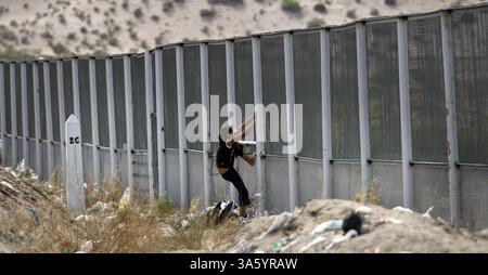6 maggio 2008 - Una giovane nazionale messicana sale su una sezione di vecchia recinzione pedonale al confine tra Stati Uniti e Messico vicino a Rancho Anapra, Chihuahua, Messico martedì 6 maggio 2008. La giovane donna stava salendo la recinzione per dare un'occhiata migliore agli agenti della pattuglia Porder che lavorano dall'altra parte. (Tom Pennington/Fort Worth Star-Telegram/MCT) (immagine di credito: © Tom Pennington/MCT/ZUMAPRESS.com) Foto Stock