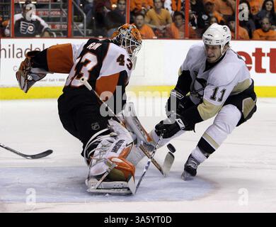 13 maggio 2008 - il portiere dei Philadelphia Flyers Martin Biron salta contro Jordan Staal dei Pittsburgh Penguins durante il terzo periodo della finale della NHL Eastern Conference. I Penguins sconfissero i Flyers, 4-1, al Wachovia Center di Philadelphia, Pennsylvania, martedì 13 maggio 2008. (Ron Cortes/Philadelphia Inquirer/MCT) (immagine di credito: © Ron Cortes/MCT/ZUMAPRESS.com) Foto Stock