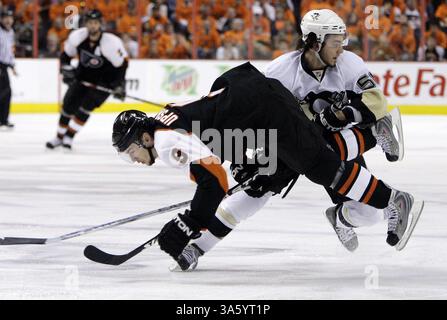13 maggio 2008 - Scottie Upshall (9) dei Philadelphia Flyers viene sconfitto da Kris Letang dei Pittsburgh Penguins durante la gara 3 delle semifinali della Eastern Conference della NHL. I Penguins sconfissero i Flyers, 4-1, al Wachovia Center di Philadelphia, Pennsylvania, martedì 13 maggio 2008. (Ron Cortes/Philadelphia Inquirer/MCT) (immagine di credito: © Ron Cortes/MCT/ZUMAPRESS.com) Foto Stock