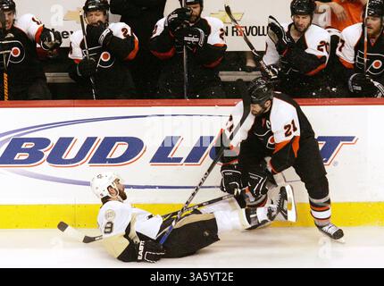 13 maggio 2008 - Jason Smith dei Philadelphia Flyers (21) abbatte Pascal Dupuis dei Pittsburgh Penguins (9) nel terzo periodo di gara 3 delle finali della NHL Eastern Conference. I Penguins sconfissero i Flyers, 4-1, al Wachovia Center di Philadelphia, Pennsylvania, martedì 13 maggio 2008. (Barbara L. Johnston/Philadelphia Inquirer/MCT) (immagine di credito: © Barbara L. Johnston/MCT/ZUMAPRESS.com) Foto Stock