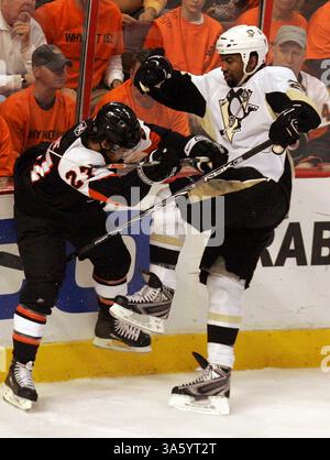 13 maggio 2008 - Steve Downie (a sinistra) dei Philadelphia Flyers sbatte contro Georges Laraque dei Pittsburgh Penguins durante il secondo periodo di azione in gara 3 delle finali della NHL Eastern Conference al Wachovia Center di Philadelphia, Pennsylvania, martedì 13 maggio 2008. I Penguins sconfissero i Flyers, 4-1. (Barbara L. Johnston/Philadelphia Inquirer/MCT) (immagine di credito: © Barbara L. Johnston/MCT/ZUMAPRESS.com) Foto Stock