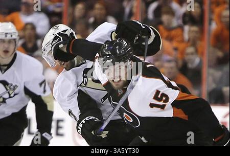 13 maggio 2008 - Joffrey Lupul (15) dei Philadelphia Flyers si imbatte con Petr Sykora dei Pittsburgh Penguins durante l'azione in gara 3 delle semifinali della NHL Eastern Conference. I Penguins sconfissero i Flyers, 4-1, al Wachovia Center di Philadelphia, Pennsylvania, martedì 13 maggio 2008. (Ron Cortes/Philadelphia Inquirer/MCT) (immagine di credito: © Ron Cortes/MCT/ZUMAPRESS.com) Foto Stock