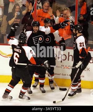 13 maggio 2008 - R.J. Umberger dei Philadelphia Flyers (secondo da sinistra) celebra il suo primo gol di periodo contro i Pittsburgh Penguins con i compagni di squadra (da sinistra) Randy Jones, Vaclav Prospal e Jason Smith durante gara 3 della finale della NHL Eastern Conference al Wachovia Center di Philadelphia, Pennsylvania, martedì 13 maggio 2008. (Barbara L. Johnston/Philadelphia Inquirer/MCT) (immagine di credito: © Barbara L. Johnston/MCT/ZUMAPRESS.com) Foto Stock