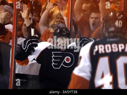 13 maggio 2008 - R.J. Umberger dei Philadelphia Flyers celebra il suo primo gol stagionale contro i Pittsburgh Penguins con il compagno di squadra Vaclav Prospal durante gara 3 della finale della NHL Eastern Conference al Wachovia Center di Philadelphia, Pennsylvania, martedì 13 maggio 2008. (Ron Cortes/Philadelphia Inquirer/MCT) (immagine di credito: © Ron Cortes/MCT/ZUMAPRESS.com) Foto Stock