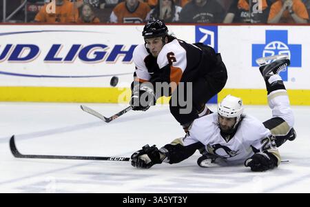 13 maggio 2008 - Randy Jones (6) dei Philadelphia Flyers combatte contro i Pittsburgh Penguins Maxime Talbot (25) per il puck nel primo periodo di gara 3 della finale della NHL Eastern Conference al Wachovia Center di Philadelphia, Pennsylvania, martedì 13 maggio 2008. (Ron Cortes/Philadelphia Inquirer/MCT) (immagine di credito: © Ron Cortes/MCT/ZUMAPRESS.com) Foto Stock