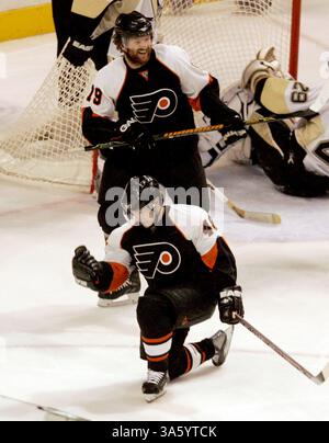 15 maggio 2008 - Danny Briere dei Philadelphia Flyers batte il pugno dopo aver segnato contro il portiere dei Pittsburgh Penguins Marc-Andre Fleury durante il primo periodo di giovedì 15 maggio 2008. I Flyers affrontarono i Penguins in gara 4 delle finali della NHL Eastern Conference al Wachovia Center di Philadelphia, Pennsylvania. (Barbara L. Johnston/Philadelphia Inquirer/MCT) (immagine di credito: © Barbara L. Johnston/MCT/ZUMAPRESS.com) Foto Stock