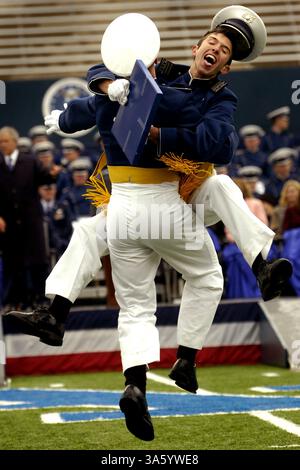 28 maggio 2008 - i cadetti della US Air Force festeggiano durante la laurea dell'Air Force Academy a Colorado Springs, Colosso, mercoledì 28 maggio 2008. . (The Gazette, Christian Murdock) (immagine di credito: © Murdock/MCT/ZUMAPRESS.com) Foto Stock