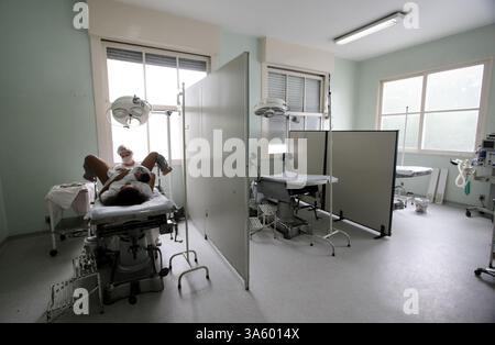 4 luglio 2008 - Rejane Caeira, 18 anni, riceve cure mediche mentre tiene il suo bambino appena nato all'ospedale di maternità Pro Matre di Rio de Janeiro, Brasile. Il Brasile ha un tasso straordinariamente alto di nascite cesaree al 44%, secondo un recente studio del Ministero della salute. Gli esperti affermano che il tasso è dovuto a fattori ''culturali'', nonché a pressioni da parte di ospedali privati, che devono giustificare gli investimenti in tecnologia. In un recente studio pubblicato nel numero di giugno 2008 di Ostetricia e Ginecologia, il parto cesareo è stato associato ad un aumentato rischio di complicazioni in una gravidanza successiva. (Dougla Foto Stock