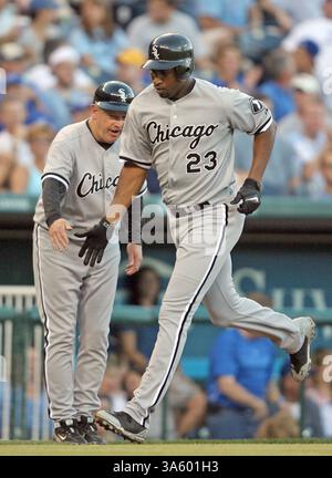 11 luglio 2008 - l'esterno destro dei Chicago White Sox Jermaine Dye (23) schiaffia la mano del terzo allenatore base dei Sox Jeff Cox dopo aver battuto un fuoricampo nel quarto inning giovedì 10 luglio 2008 al Kauffman Stadium di Kansas City, Missouri. I Royals vinsero 4-1. (Allison Long/Kansas City Star/MCT) (immagine di credito: © Allison Long/MCT/ZUMAPRESS.com) Foto Stock