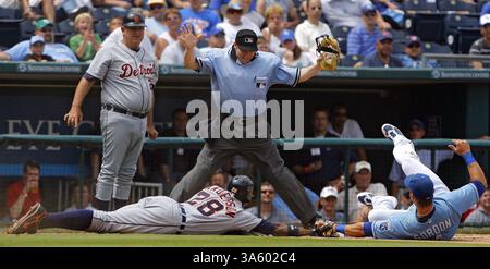 23 luglio 2008 - l'Umpire Gerry Davis chiama Curtis Granderson al terzo posto dei Detroit Tigers, mentre Alex Gordon, terza base dei Kansas City Royals, ha cercato di taggarlo dopo che Granderson è passato davanti alla borsa nel settimo inning al Kauffman Stadium di Kansas City, Missouri, mercoledì 23 luglio 2008. I Tigers sconfissero i Royals, 7-1. (John Sleezer/Kansas City Star/MCT) (immagine di credito: © John Sleezer/MCT/ZUMAPRESS.com) Foto Stock