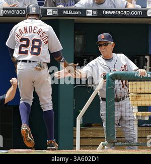 23 luglio 2008 - il manager dei Detroit Tigers Jim Leyland (a destra) si congratula con Curtis Granderson, dopo aver segnato su un singolo dal compagno di squadra Magglio Ordonez nel settimo inning contro i Kansas City Royals al Kauffman Stadium di Kansas City, Missouri, mercoledì 23 luglio 2008. I Tigers sconfissero i Royals, 7-1. (John Sleezer/Kansas City Star/MCT) (immagine di credito: © John Sleezer/MCT/ZUMAPRESS.com) Foto Stock