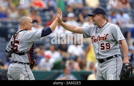 23 luglio 2008 - il ricevitore dei Detroit Tigers Brandon Inge (a sinistra) si congratula con il lanciatore Todd Jones, dopo che Jones chiuse una vittoria per 7-1 contro i Kansas City Royals al Kauffman Stadium di Kansas City, Missouri, mercoledì 23 luglio 2008. (John Sleezer/Kansas City Star/MCT) (immagine di credito: © John Sleezer/MCT/ZUMAPRESS.com) Foto Stock