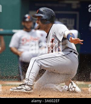 23 luglio 2008 - Placido Polanco dei Detroit Tigers segna su un colpo del compagno di squadra Magglio Ordonez nel primo inning contro i Kansas City Royals al Kauffman Stadium di Kansas City, Missouri, mercoledì 23 luglio 2008. (John Sleezer/Kansas City Star/MCT) (immagine di credito: © John Sleezer/MCT/ZUMAPRESS.com) Foto Stock