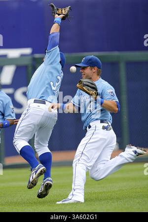 23 luglio 2008 - l'interbase dei Kansas City Royals Mike Aviles (30) e la terza base Alex Gordon (4) si scontrano mentre la palla cade tra di loro su un doppio da Matt Joyce dei Detroit Tigers nel secondo inning al Kauffman Stadium di Kansas City, Missouri, mercoledì 23 luglio 2008. (John Sleezer/Kansas City Star/MCT) (immagine di credito: © John Sleezer/MCT/ZUMAPRESS.com) Foto Stock