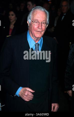 1 GENNAIO 2011 - K24344HMC: 7/3/02. "'THE CRUBLE''' SERATA DI APERTURA DELLO SPETTACOLO AL VIRGINIA THEATER DI NEW YORK..WILLIAM STYRON. HENRY McGee/ 2002 (immagine di credito: © Globe Photos/ZUMAPRESS.com) Foto Stock
